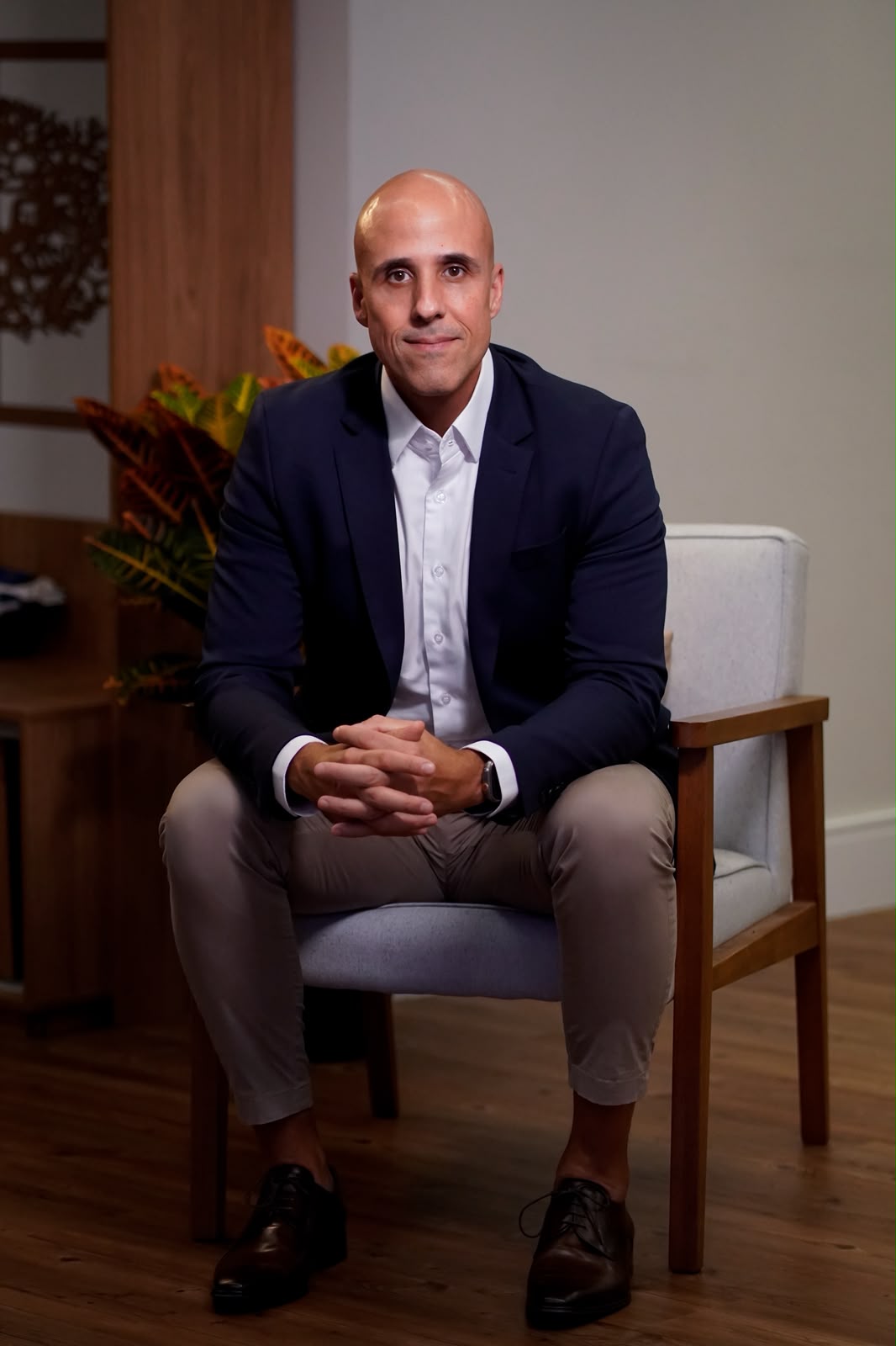 Samuel Kiss, hipnoterapeuta clínico, sentado em sua sala de atendimento